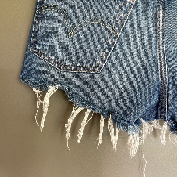 LEVI'S 501 Shorts Back To Your Heart Size 26 Cutoff Light Blue Rinse Distressed - Picture 11 of 16